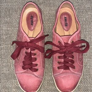 EUC Earth Pomelo Red Sneakers Size 7.5.